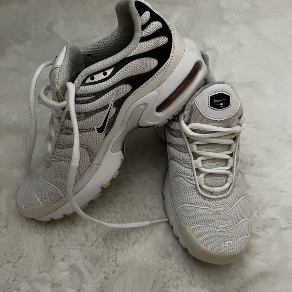 Nike Youth Air Max Plus Sneakers in Cream and Black 6Y